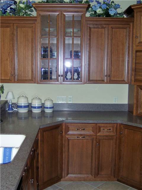 Cabinet style - full overlay / Door & drawer front style - flat panel, miter corner / Glass doors with standard mullions
